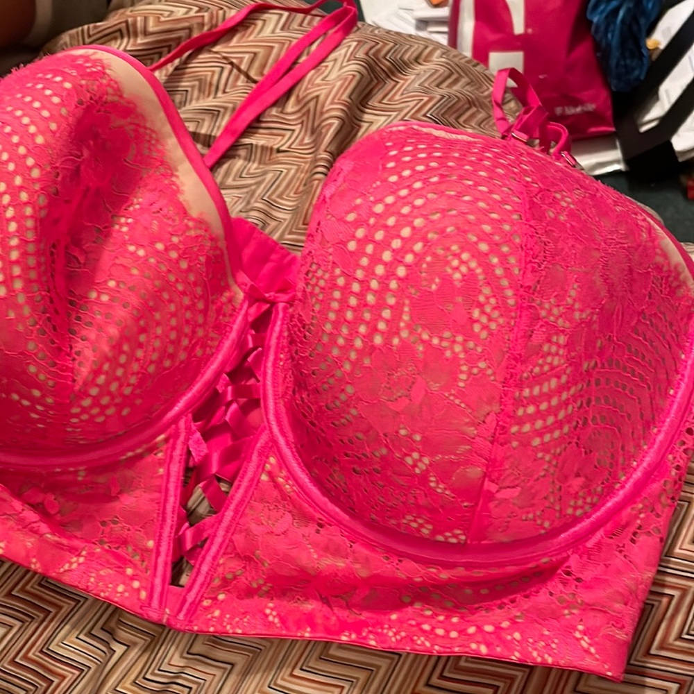 NWOT Beautiful hot pink 44F strapless, lace covered bra. (Straps are included).